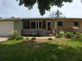 807 Meadowbrook Dr, West Bend, WI 53090