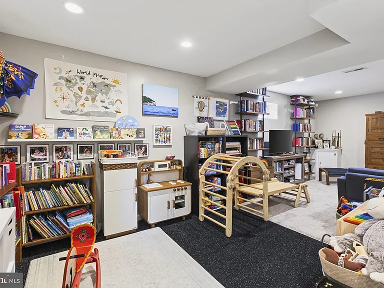 1015 Woods Pl — Photo 25