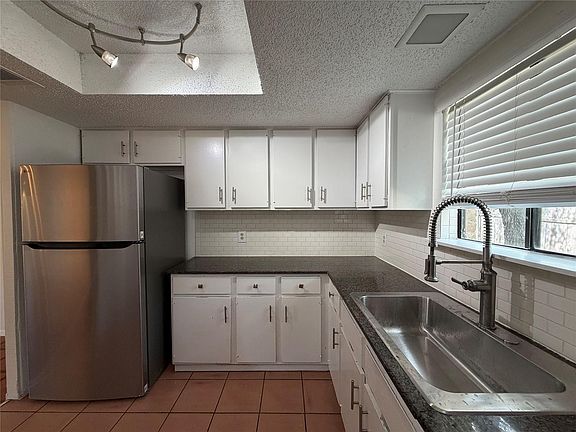 3rd image of 1211 Knollpark Cir