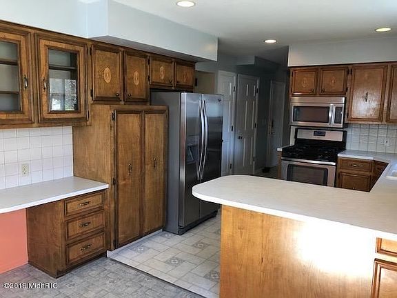 3rd image of 5560 Edgelawn Dr SE
