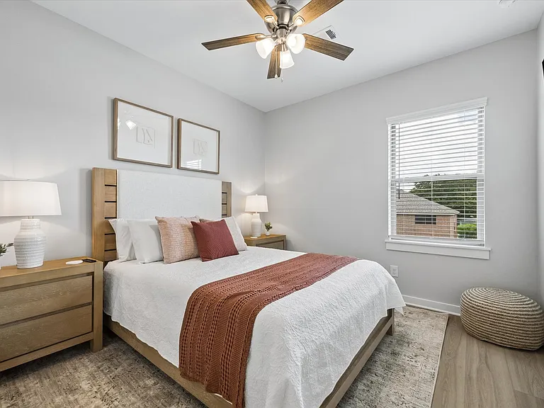 2337 N Austin Ave #B — Photo 11