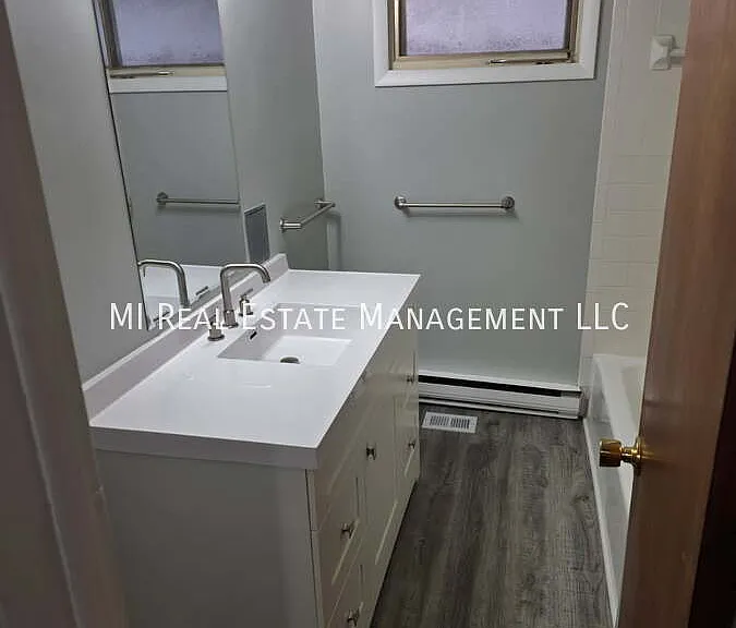 221 W 29th St — Photo 4