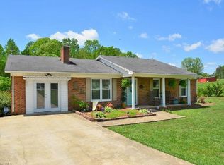 1050 Mallard Ln, Pinnacle, NC 27043