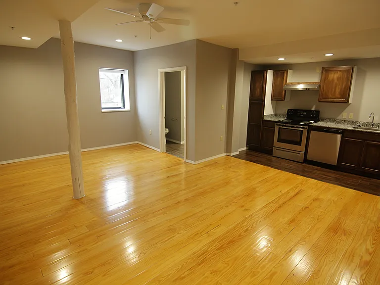 1306 E 11th St #10 — Photo 3
