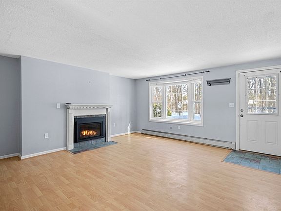 4th image of 173 Fieldstone Dr
