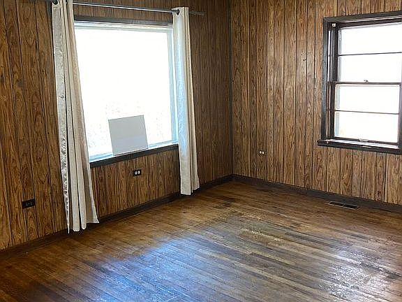 3rd image of 655 W 2nd North St