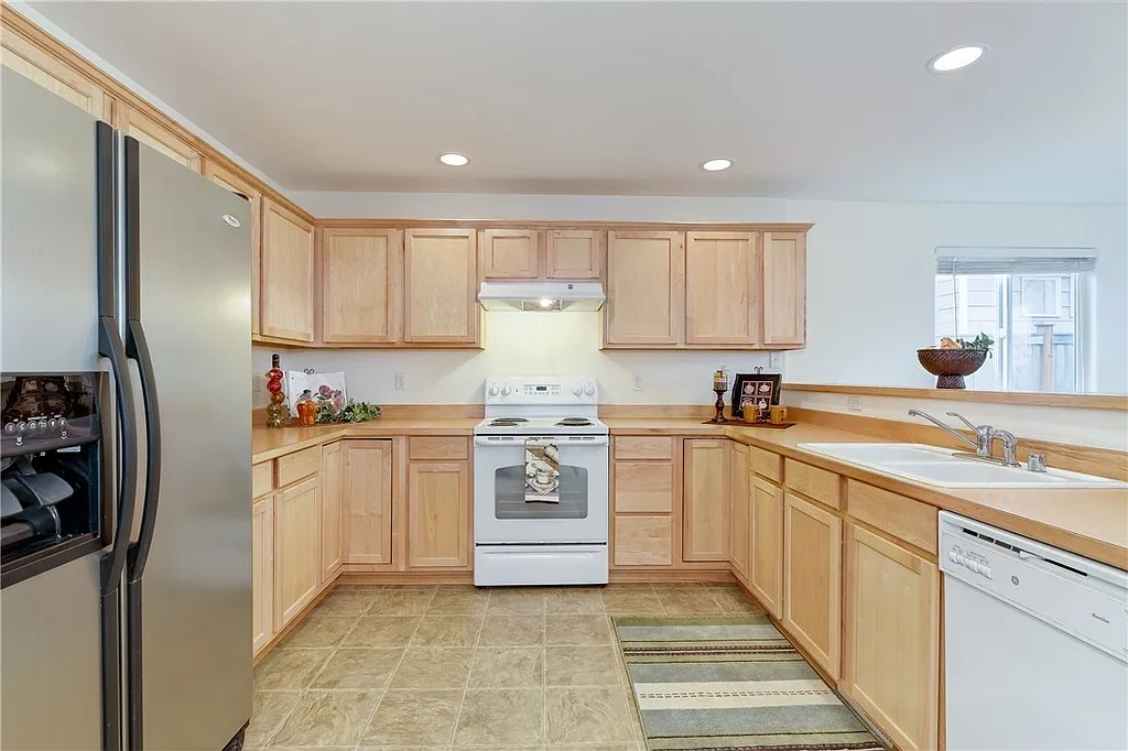 Beautiful 3 Bd. 2.5 Ba. Two Story Home w/attached Garage — Photo 4