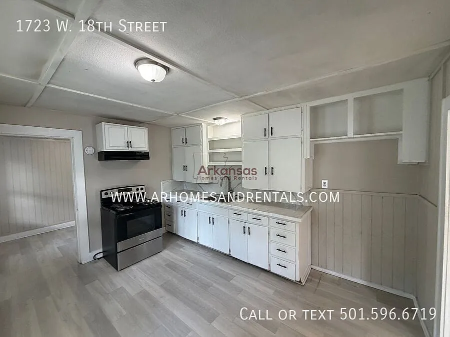1723 W. 18th Street | 3 Bedrooms | 1 Bathroom 1/2 Off First Month's Rent — Photo 4