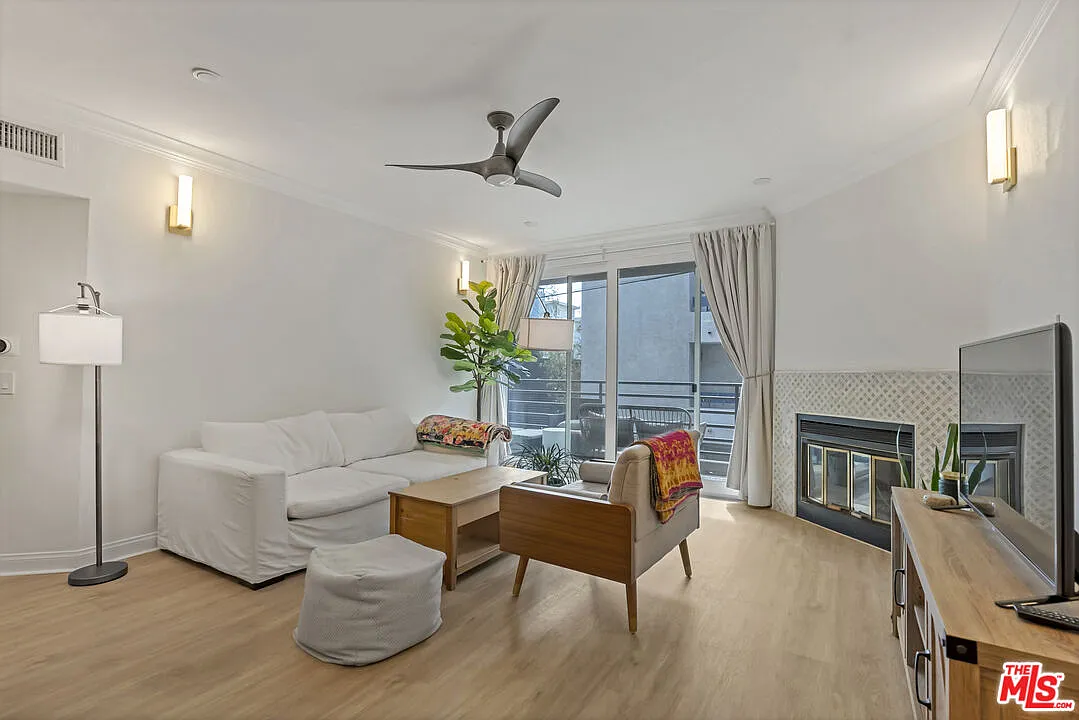 1 bed, 1.0 bath, 808 sqft, $5,000 — Photo 1