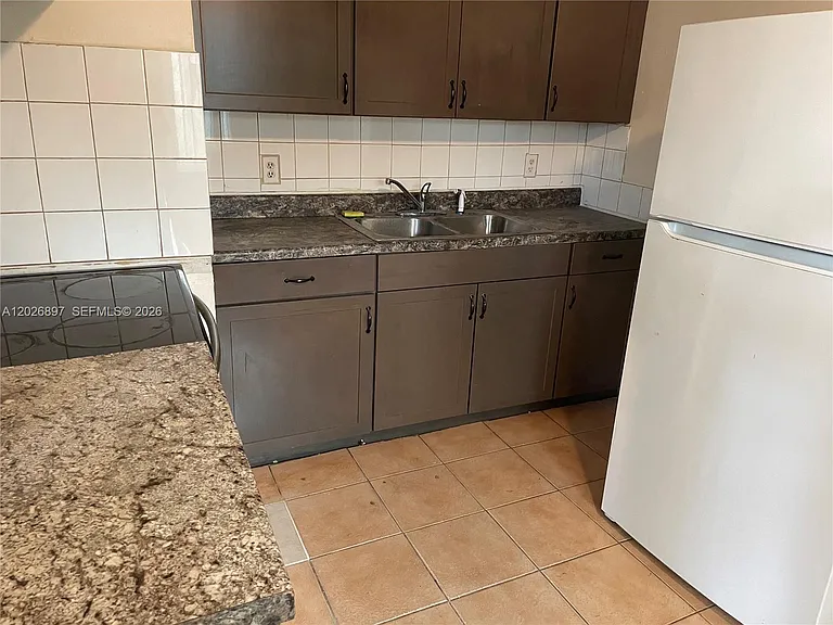 825 SW 9th St #1 — Photo 5