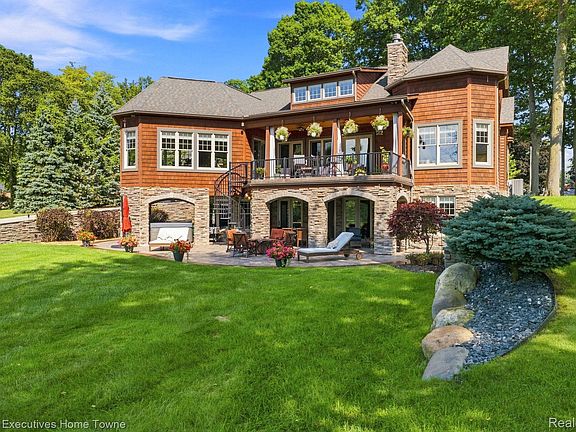 3rd image of 2829 Riverside Dr