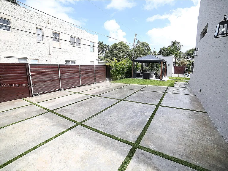 1345 Hollywood Blvd — Photo 44