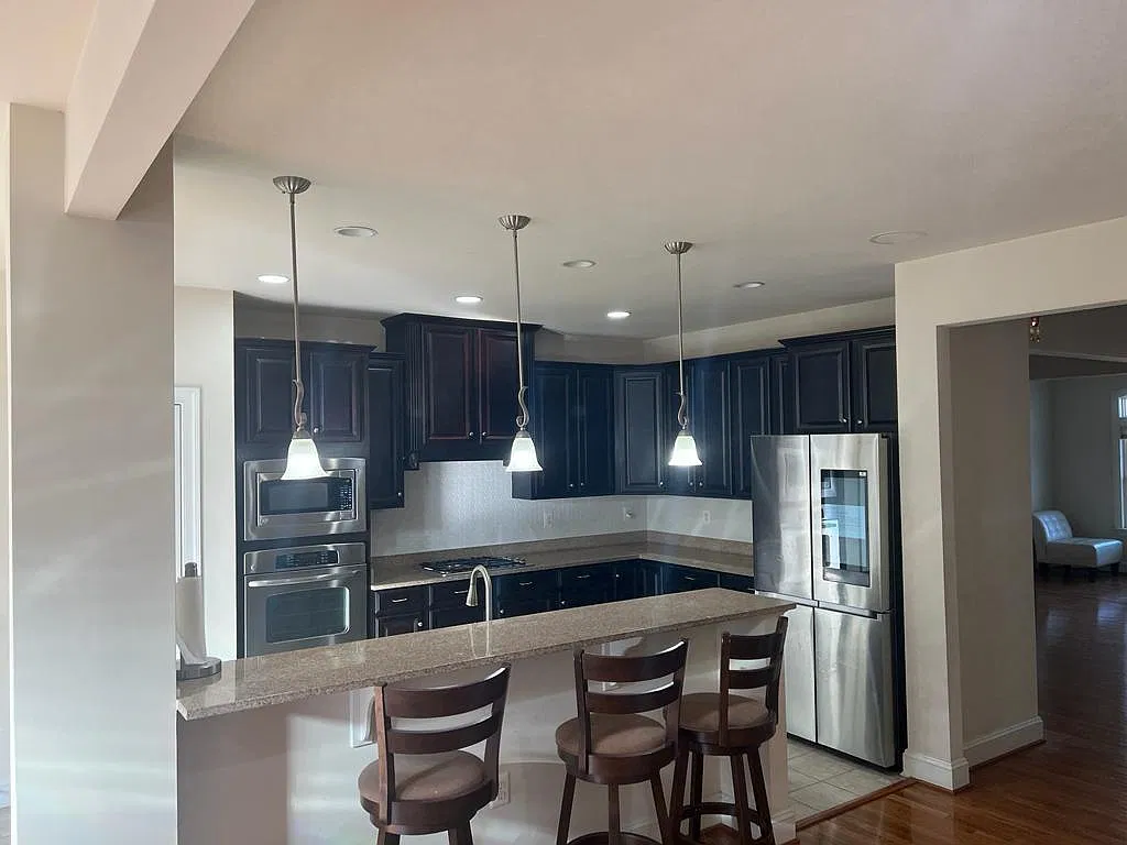 3 bed, 3.5 bath, 3200 sqft, $1,300 — Photo 1