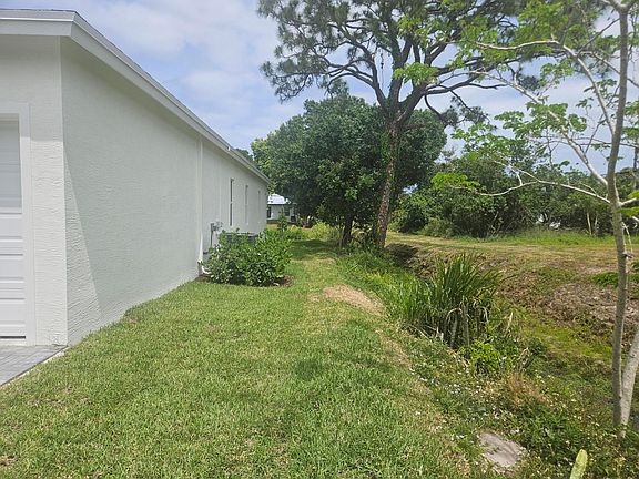 4th image of 5227 SE Isabelita Avenue