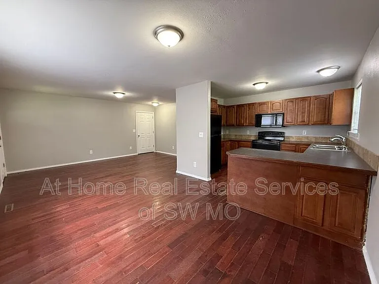 2940 W Walnut St — Photo 4