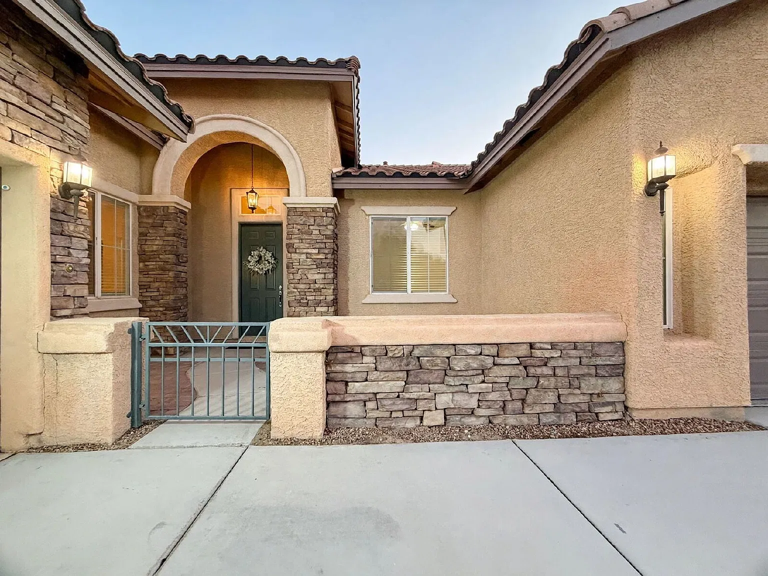 3 bed, 3.0 bath, 2556 sqft, $2,587 — Photo 4