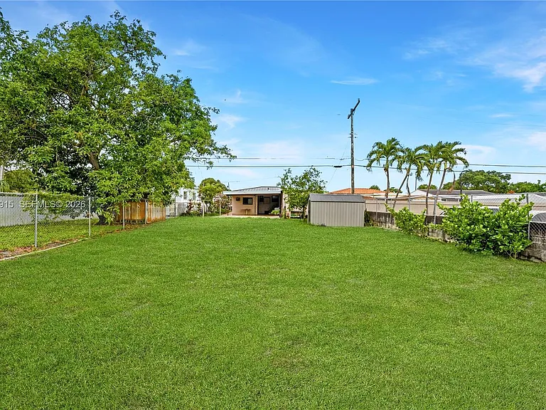 121 SW 71st Ave — Photo 3