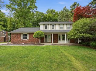 18461 Gill Rd, Livonia, MI 48152