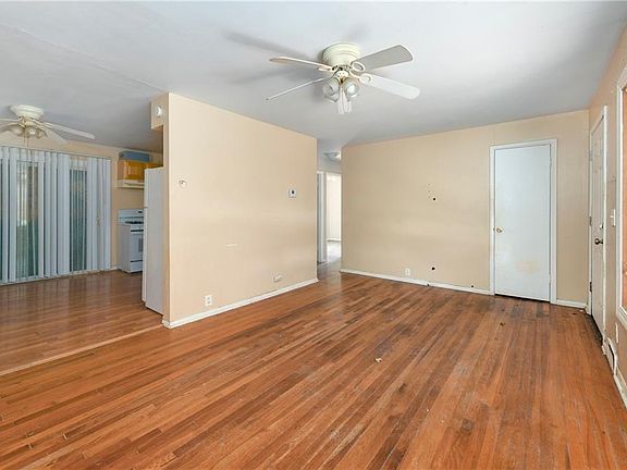 4th image of 11429 Richmond Ave