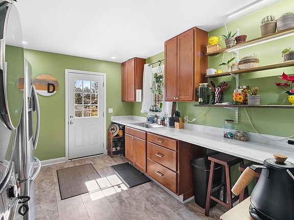 5th image of 215 Derwood Cir