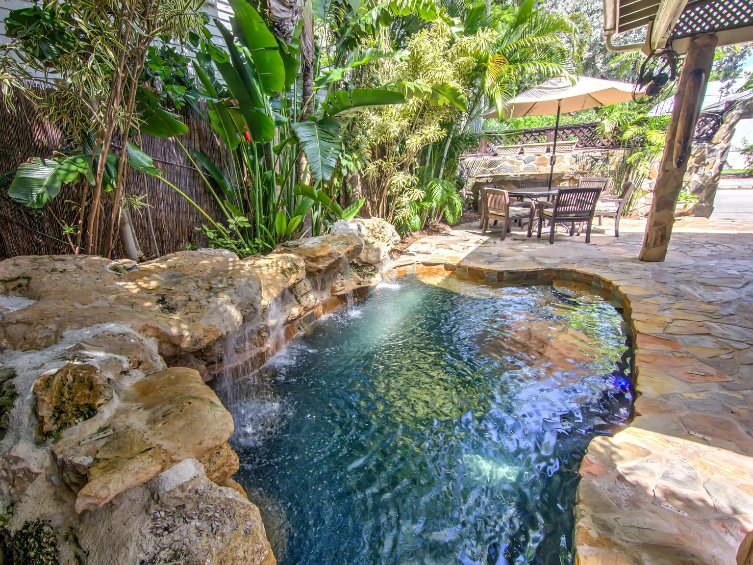 2 bed, 1.5 bath, 1000 sqft, $7,900 — Photo 2