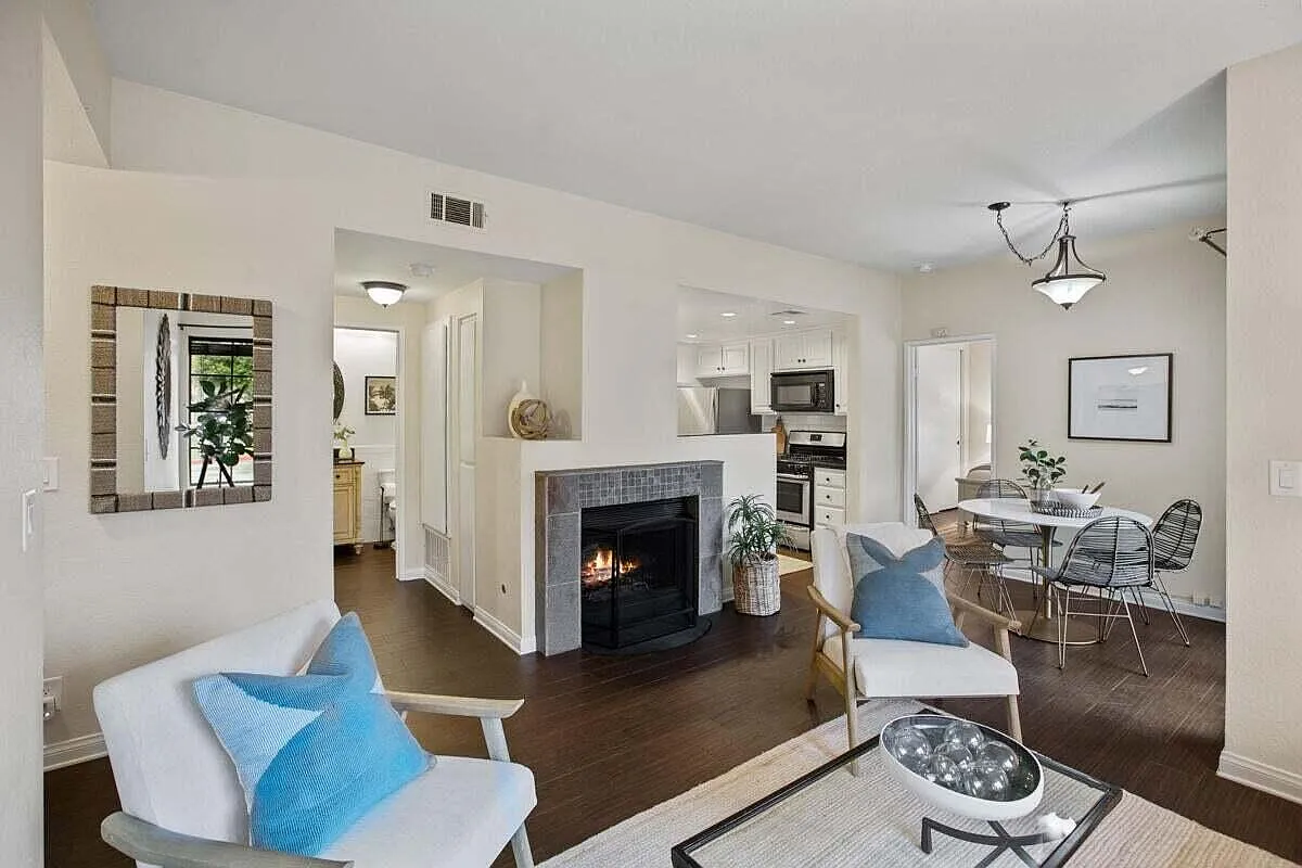 2 bed, 847 sqft, $3,995 — Photo 2