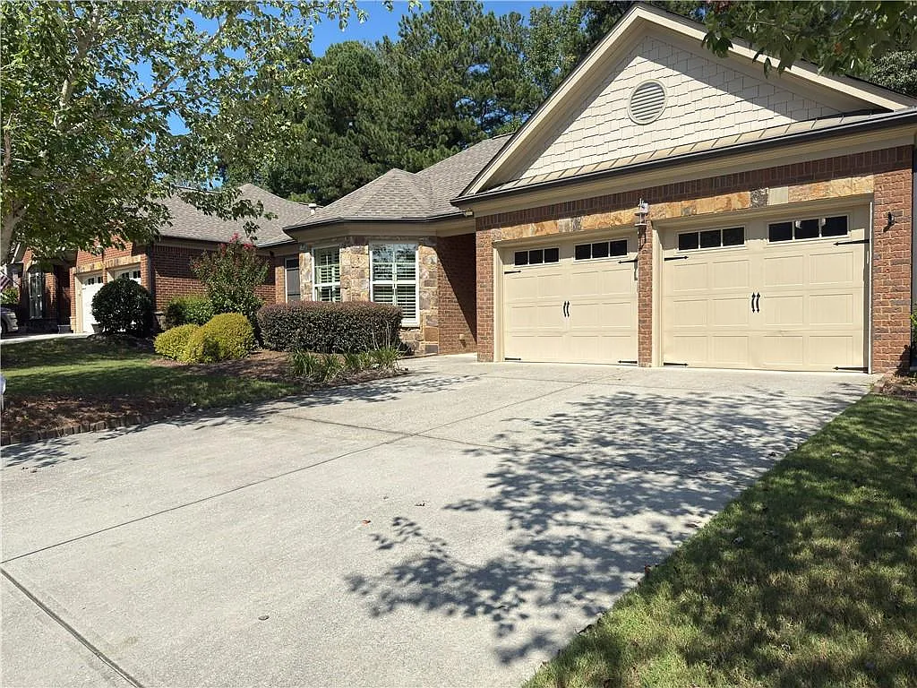 3 bed, 3.0 bath, 2376 sqft, $2,300 — Photo 3