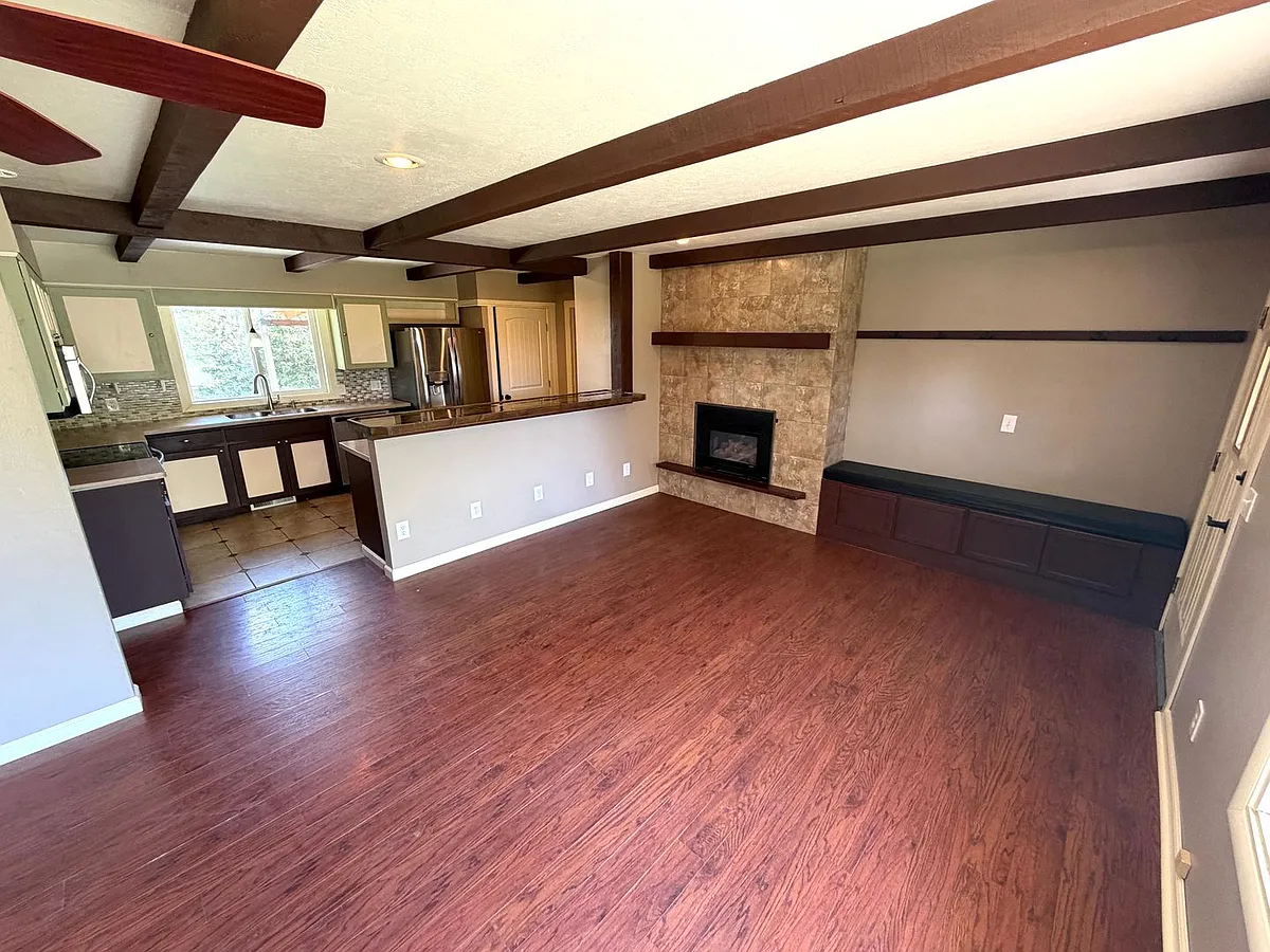 Building Photo - 101 Elmwood Ln