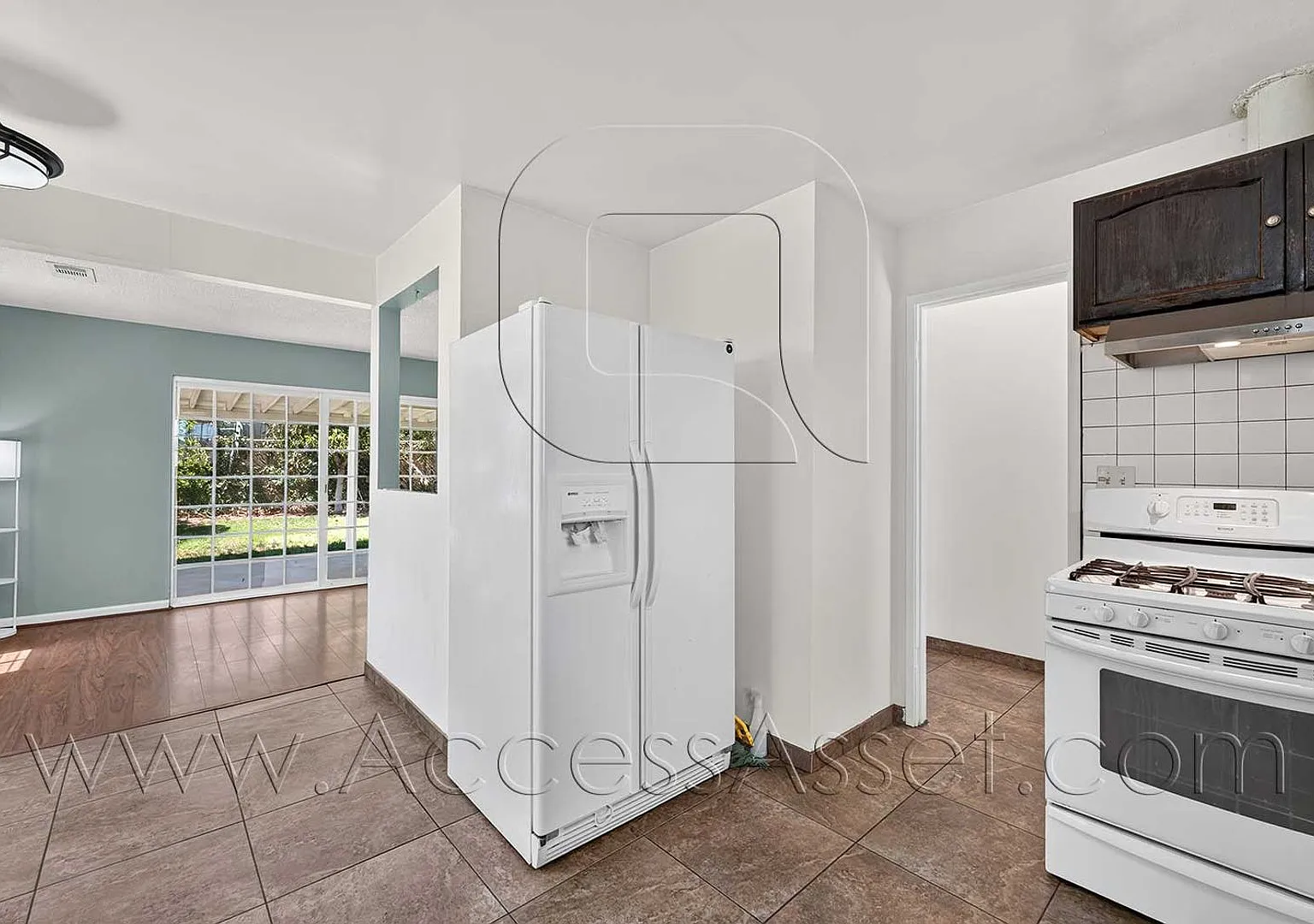 Charming 4 Bedroom Home with Private Yard & Garage Parking — Photo 4