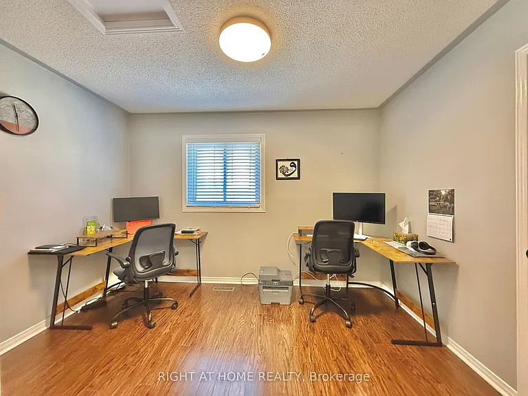 569 Walpole Cres — Photo 22
