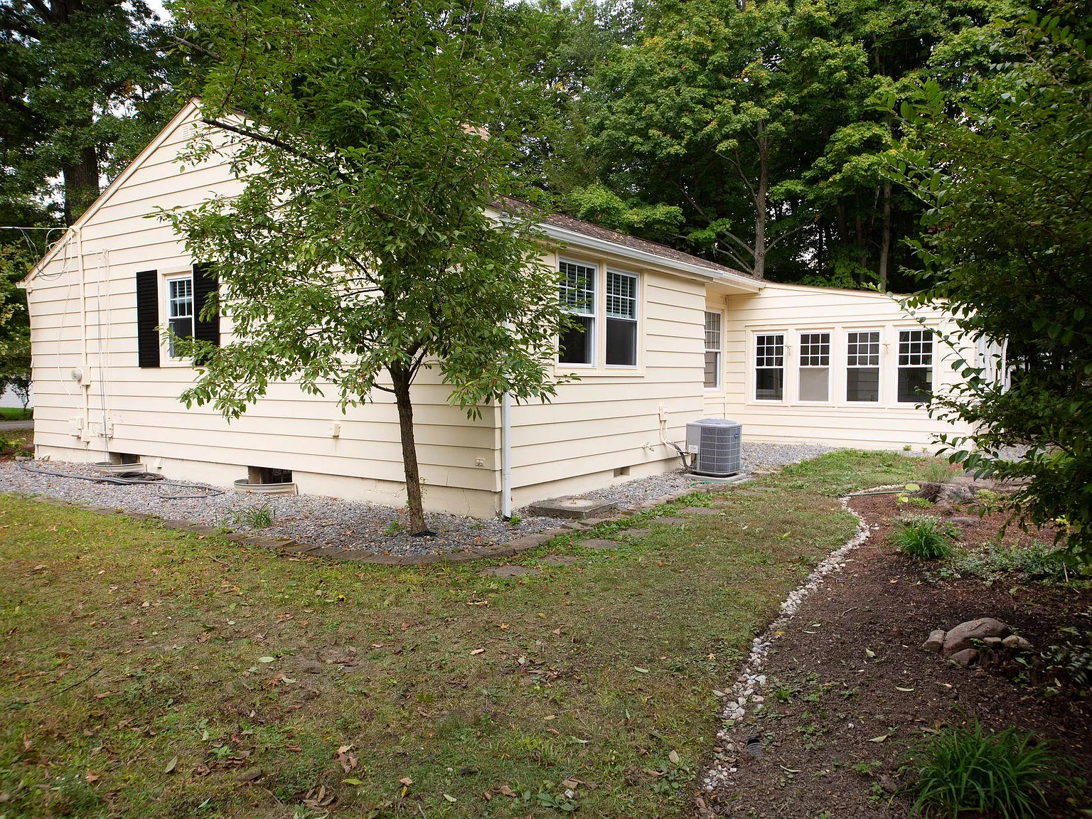 3 bed, 1.5 bath, 1936 sqft, $2,800 — Photo 3