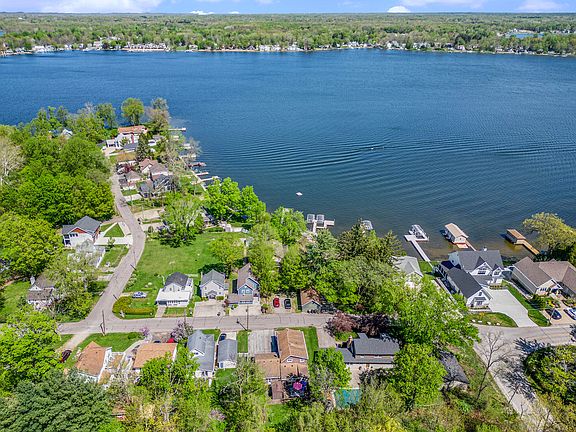 3rd image of 7476 Beechwood Cir