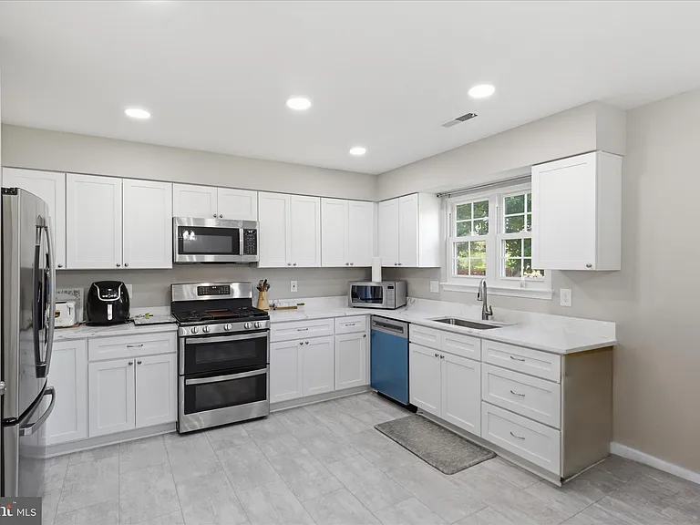 111 Connery Ter SW — Photo 5