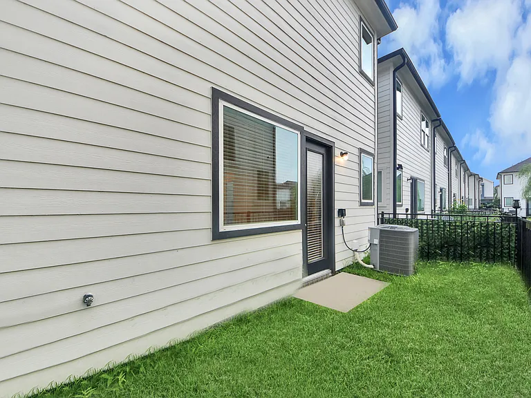 2319 Silva Park Ln — Photo 31
