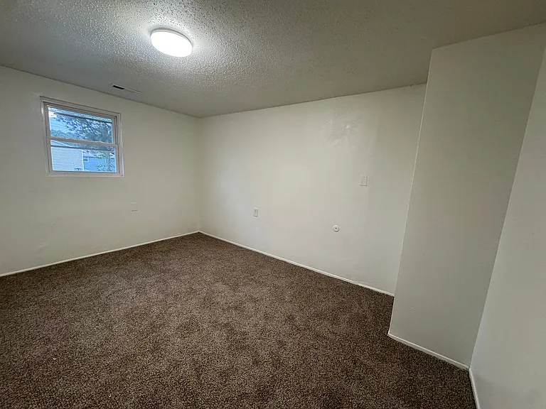 464 Lisa Sq — Photo 2