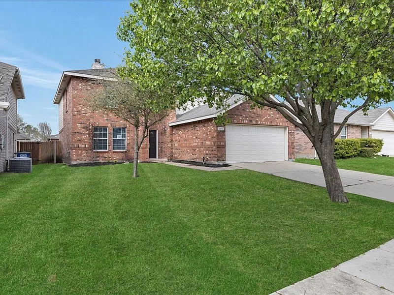 4 bed, 2600 sqft, $2,400 — Photo 2