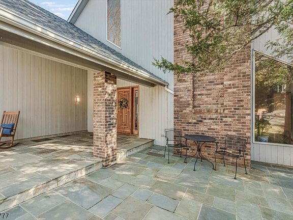 3rd image of 15 Mountain Spring Dr