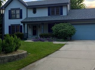 111 Bending Brae Ct, Pewaukee, WI 53072