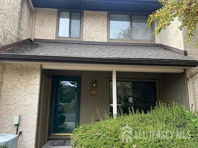 1st image of 304 Hampshire Dr