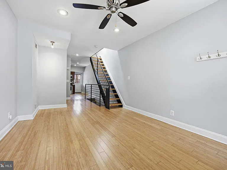 122 N Ellwood Ave — Photo 1