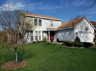 529 Crown Point Dr, Buffalo Grove, IL 60089