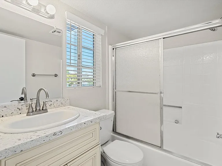 200 E Windsor Rd #1 — Photo 17