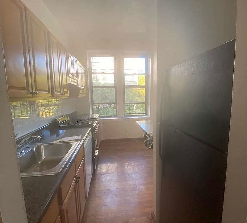 1st image of 132 Saint Marks Pl APT 3