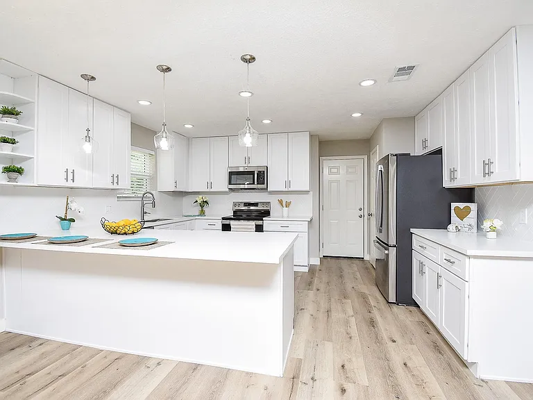 2835 Colony Dr — Photo 6