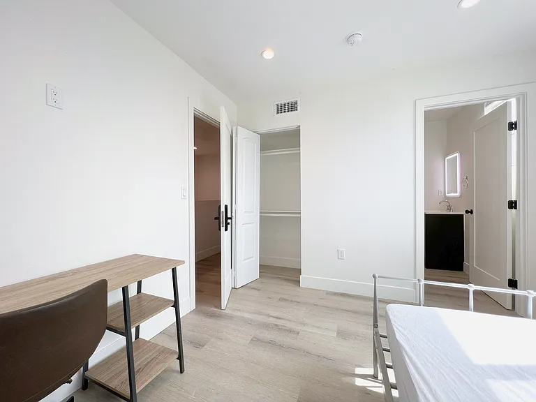 1353 1/4 W 37th St #4 — Photo 13