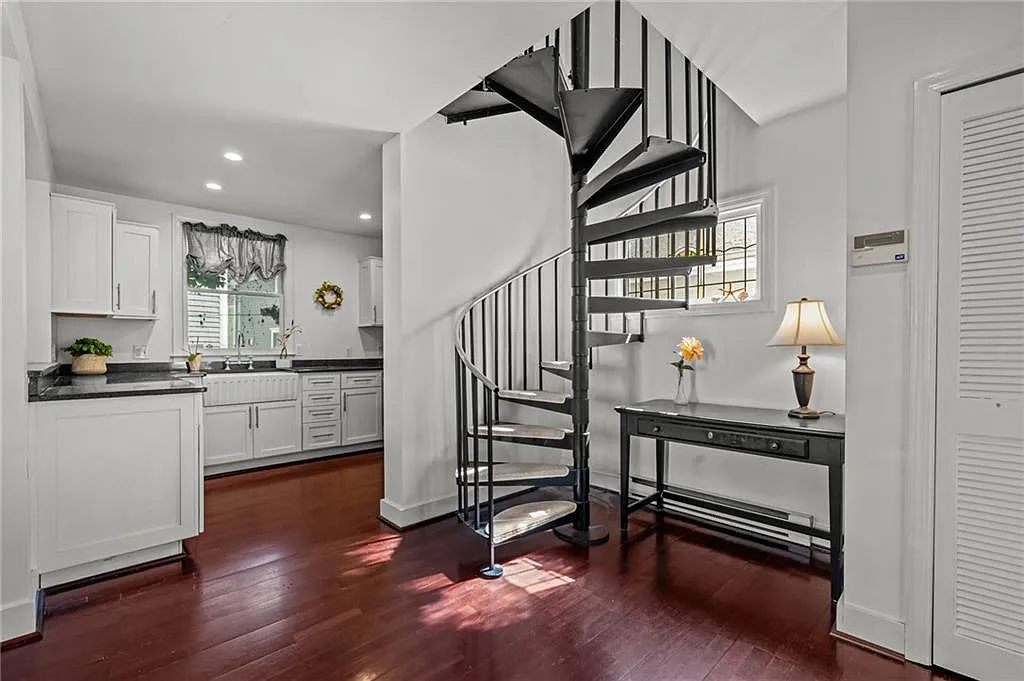2 bed, 1.0 bath, 718 sqft, $2,400 — Photo 4