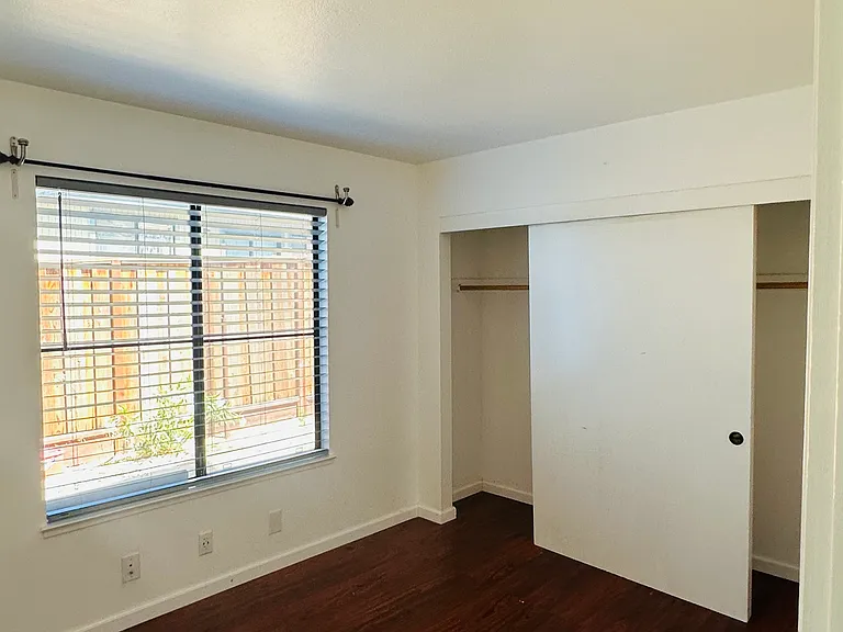 23460 Lakeridge Ave — Photo 9