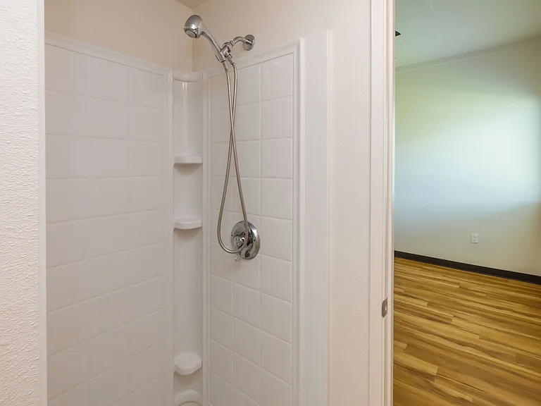 Wakea Garden Apartments shower