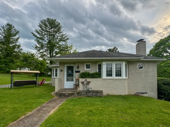 19 Maple Ln, Lexington, VA 24450