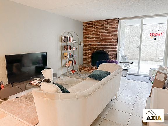 2nd image of 805 29th St APT 105